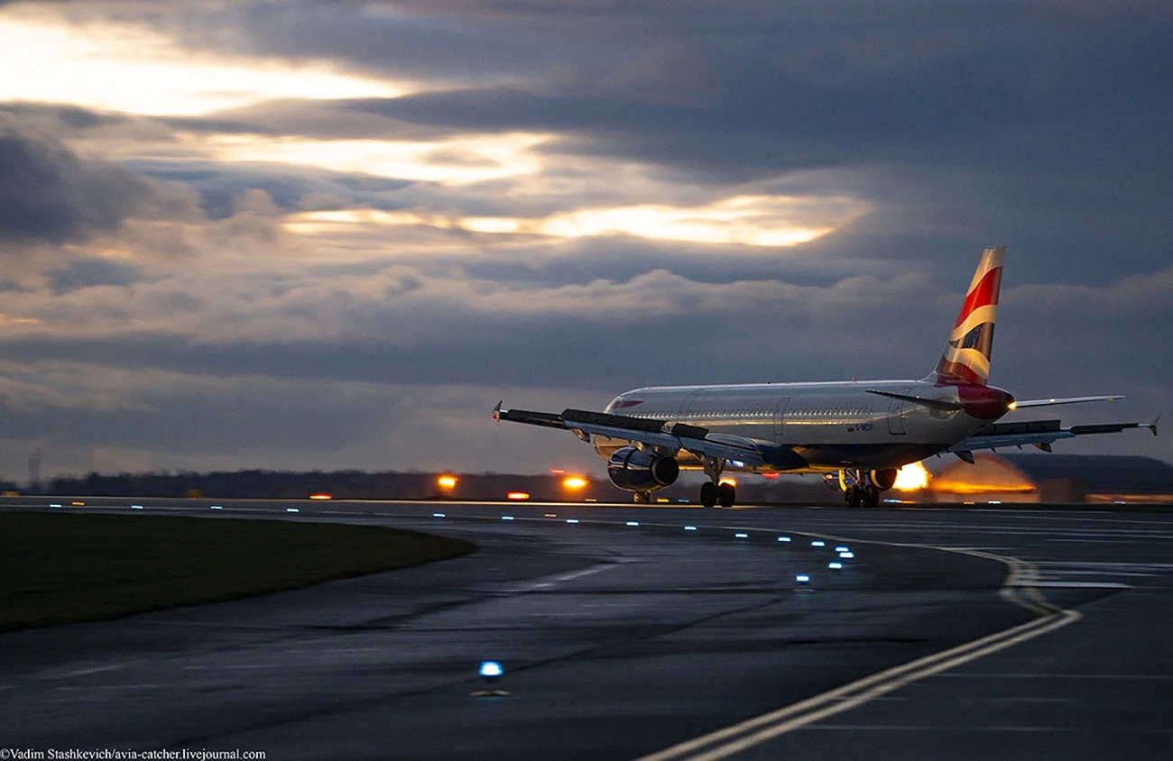 Шереметьево самолет фото. Взлетная полоса Шереметьево. Боинг 777 взлет Шереметьево. Boeing 707 Шереметьево. Аэропорт Шереметьево взлетные полосы.