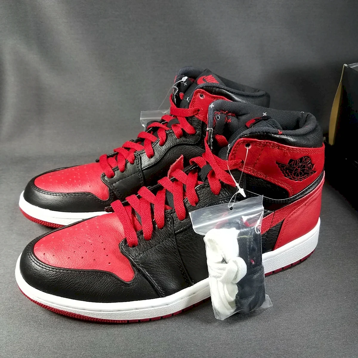 Nike Jordan 1 High. Nike Air Jordan 1 High banned. Nike Air Jordan 1 banned. Nike Air Jordan 1 Retro High.