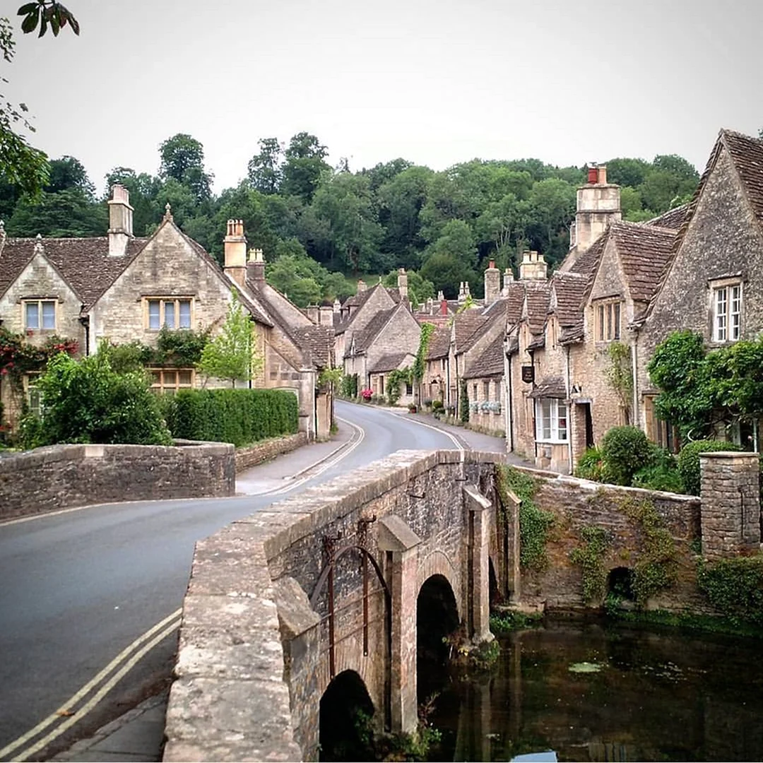 Kings villages. Англия деревня Castle Combe. Деревня Касл комб Англия. Касл ком деревня в Англии. Касл ком деревня.