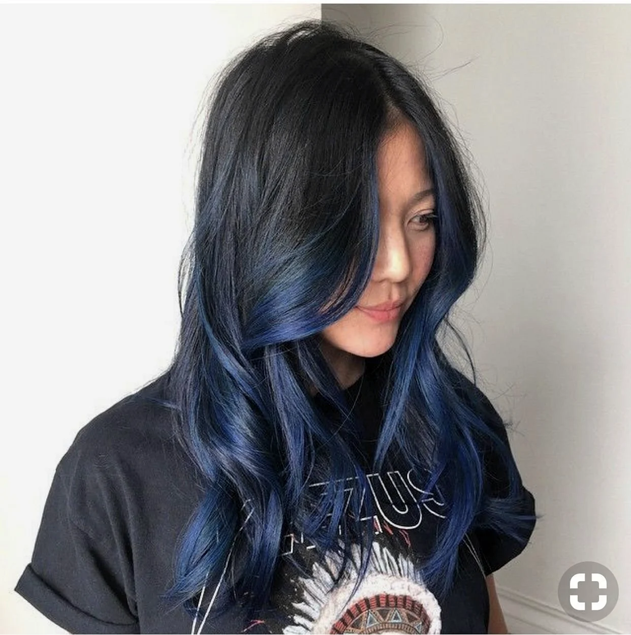 Темные волосы с синими прядями