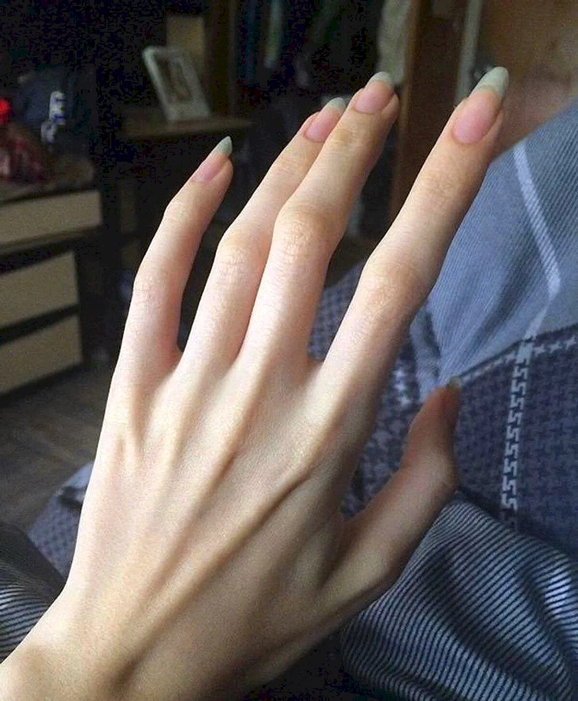 Длинные тонкие пальцы