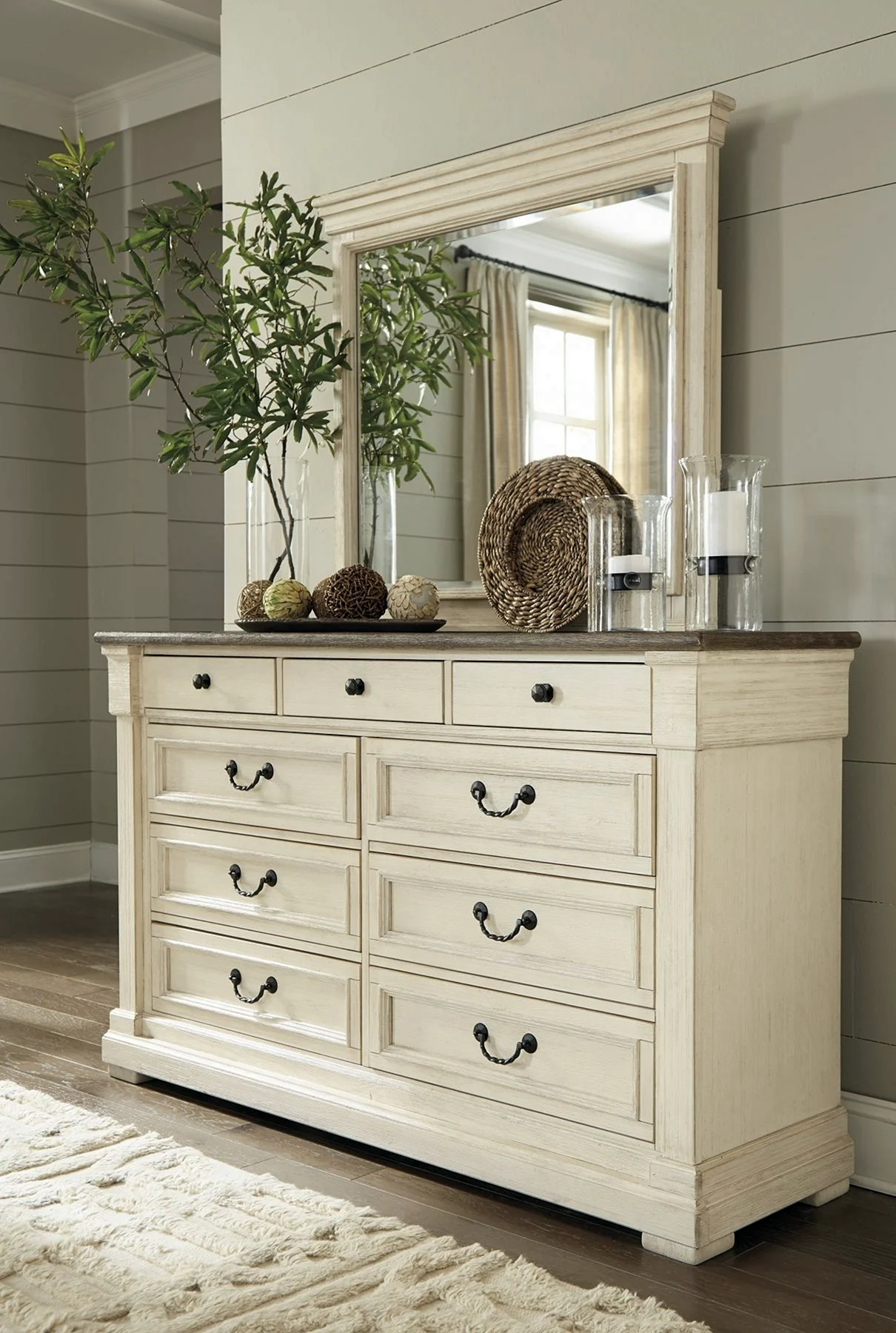 B647-131-36 комод с зеркалом Bolanburg Ashley Furniture