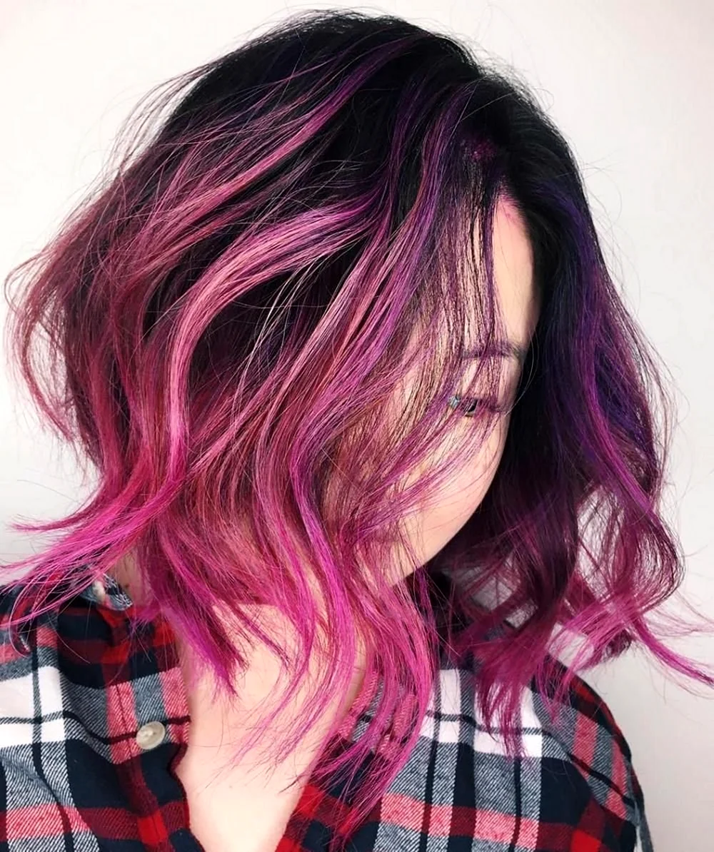 Темные волосы с розовыми прядями