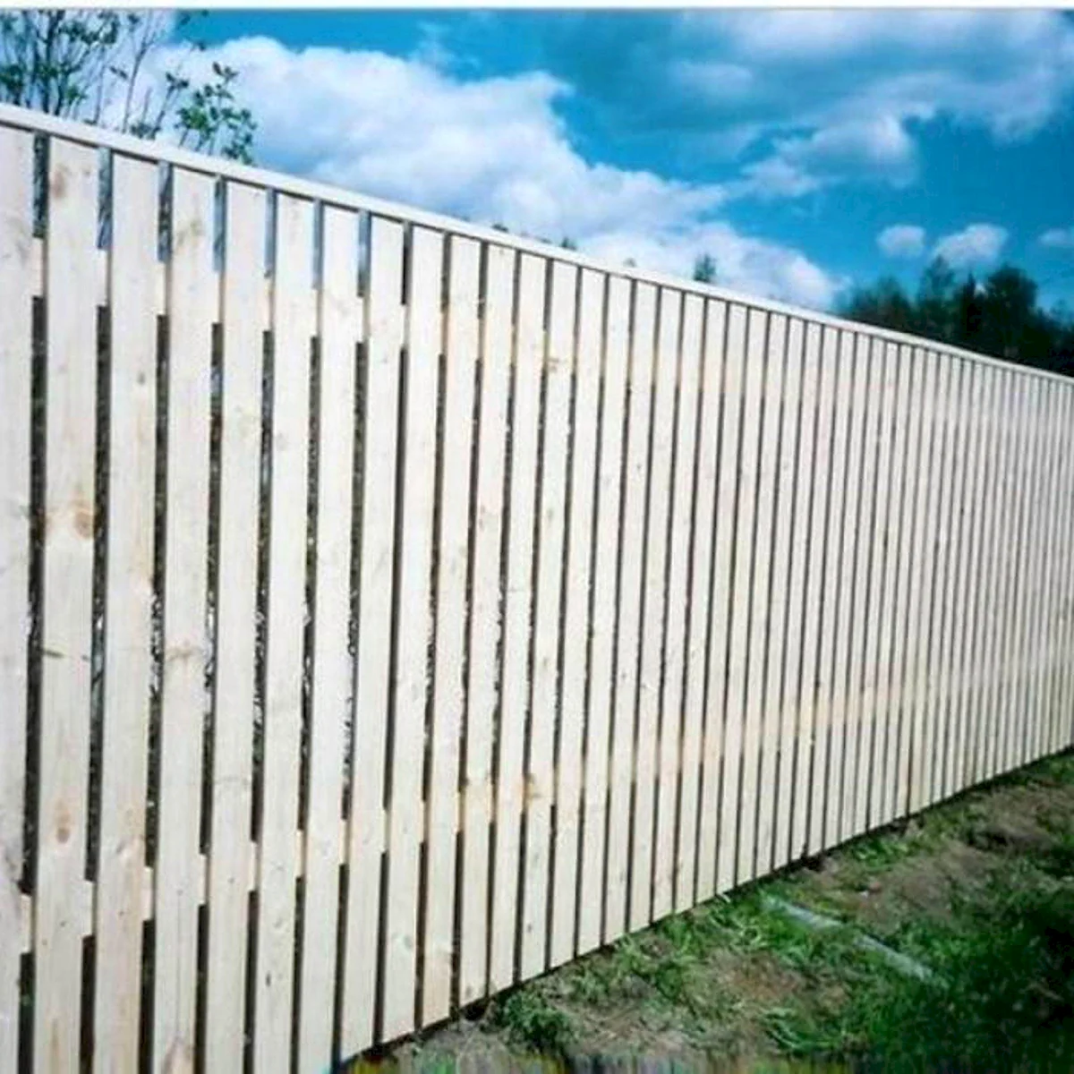 Белый деревянный забор