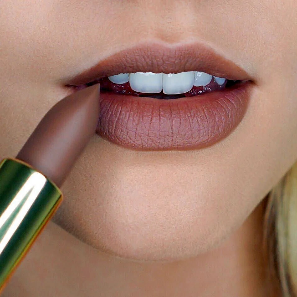 Бежевая помада