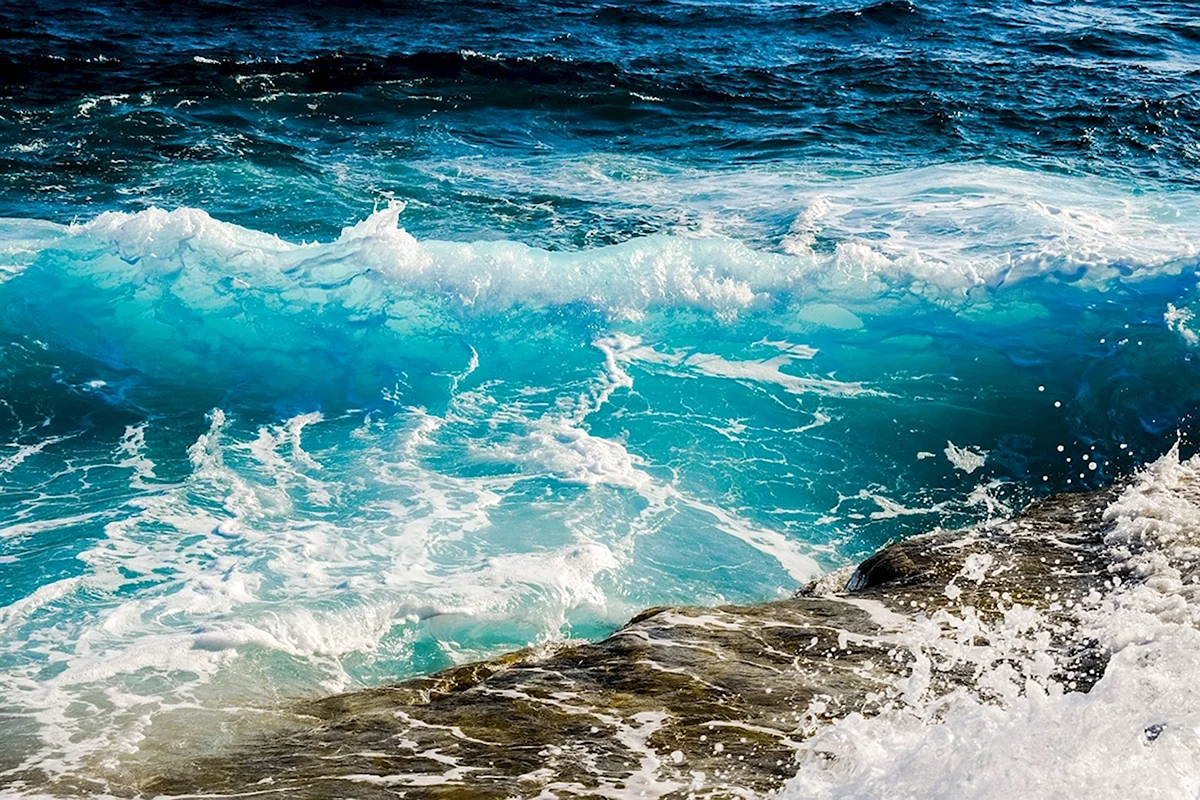 Бирюзовая вода. Красивое море. Море, волны. Морская вода. Океан.