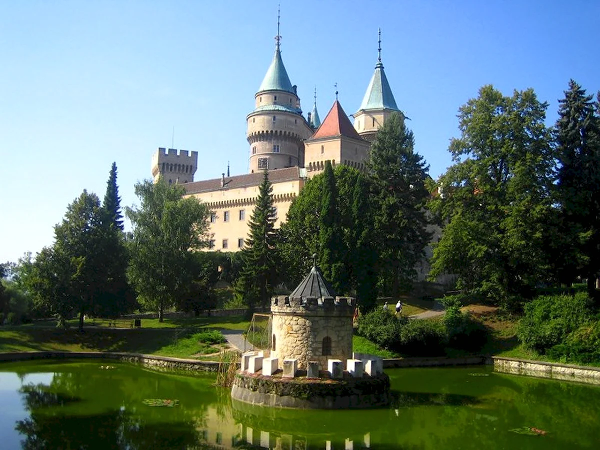 Замок бойнице. Бойнице Словакия. Bojnice Castle, Slovakia. Бойницкий замок Бойнице. Замок Девин Словакия.