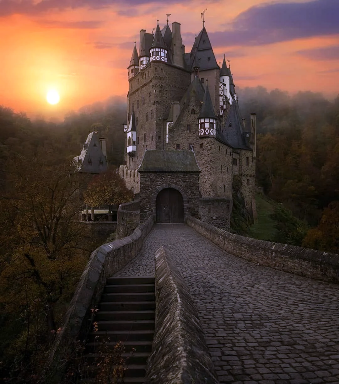 Замок аминь. Burg Eltz Германия Хогвартс. Сказочный замок Эльц. Замок Эльц Эстетика. Замок веттинов.