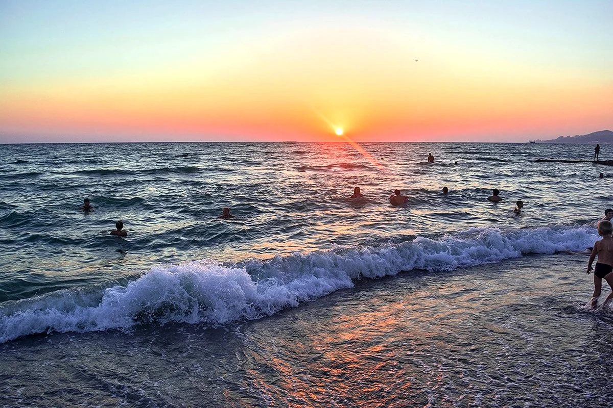 Длинное черное море. Черное море Адлер. Сочи Адлер море. Черное море Лазаревское. Черное море пляж Адлер.