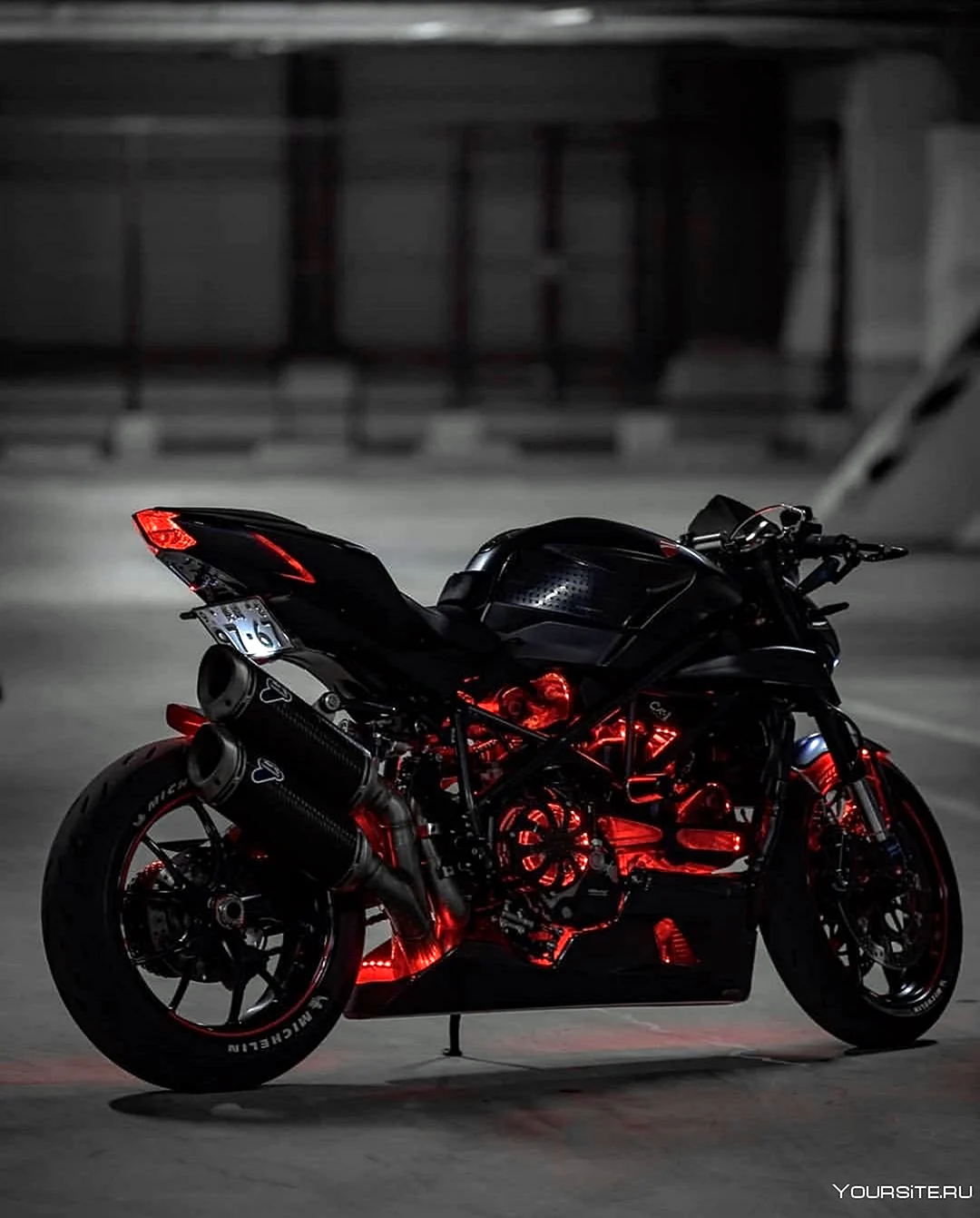 Черный красивый мотоцикл