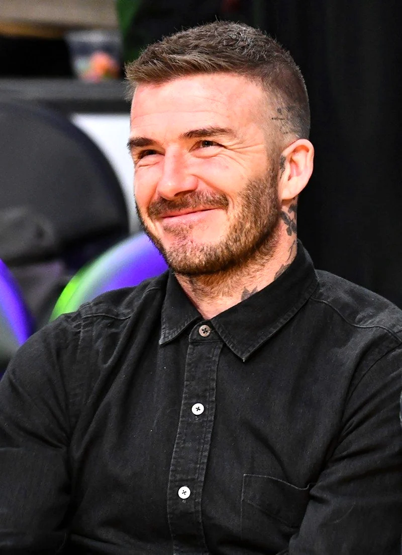 Бекхэм короткая стрижка. Дэвид Бекхэм короткая стрижка. David Beckham Buzzcut. Дэвид Бекхэм стрижка.