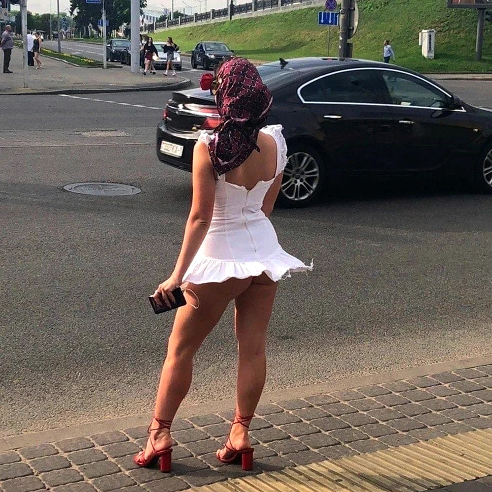 Девушка ходит