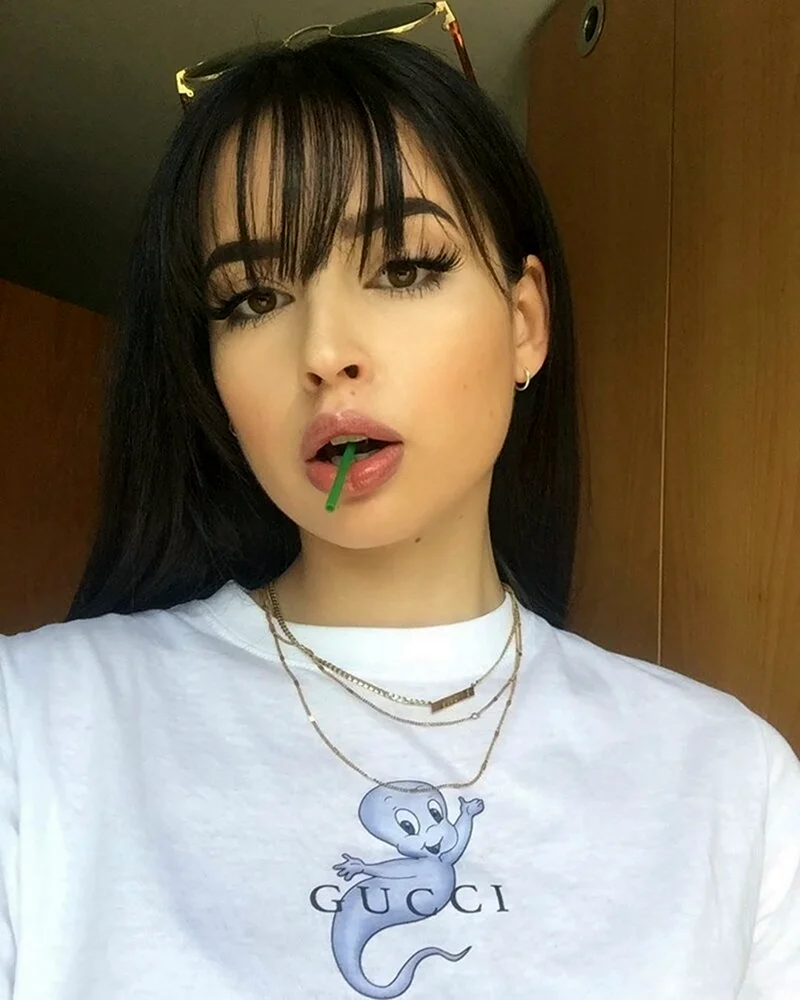 Девушки с редкой челкой