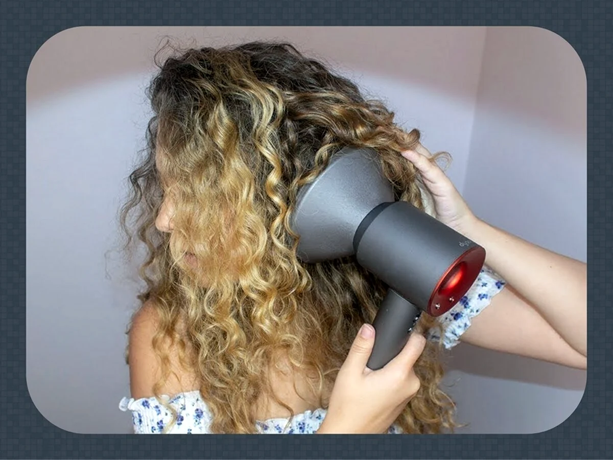 Фен для вьющихся волос. Фен Дайсон с диффузором. Дайсон кудри. Dyson hair Dryer. Дайсон диффузор для кудрявых.