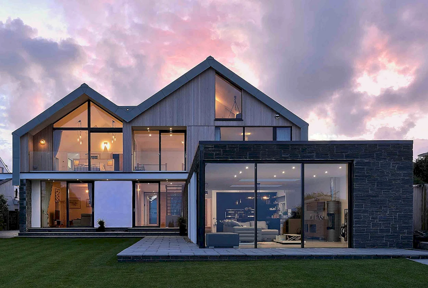 Красивый дом с панорамными окнами
