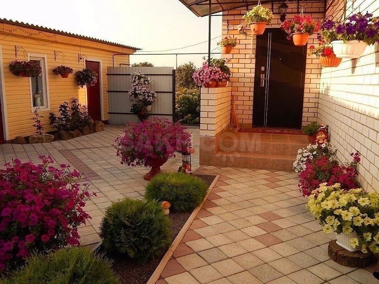 Красивый двор частного дома