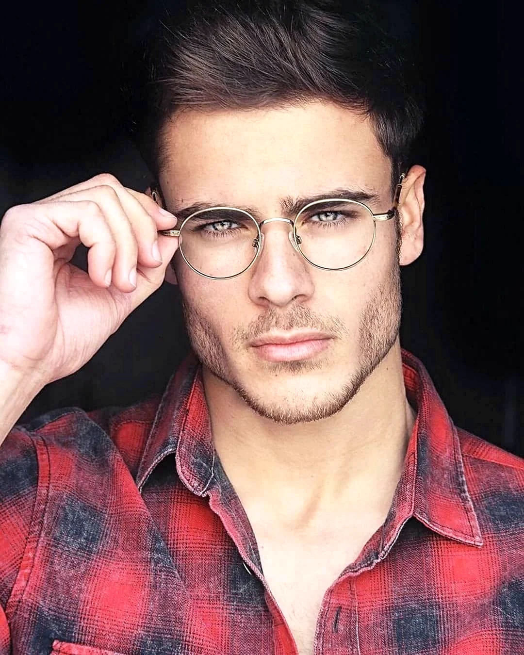 Красивый мужчина в очках