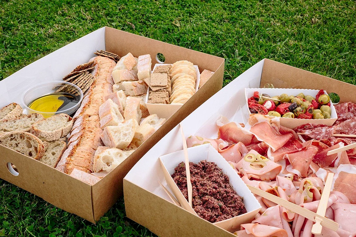 Еда на пикник. Закуски для пикника на природе. Коробки с едой для пикника. Закуски на пикник.