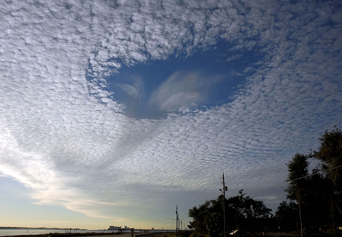 Погода в паричах на картинке с облаками. Перисто Кучевые. Эффект Fallstreak. Кумулонимбусы. Перисто-Кучевые чечевицеобразные.