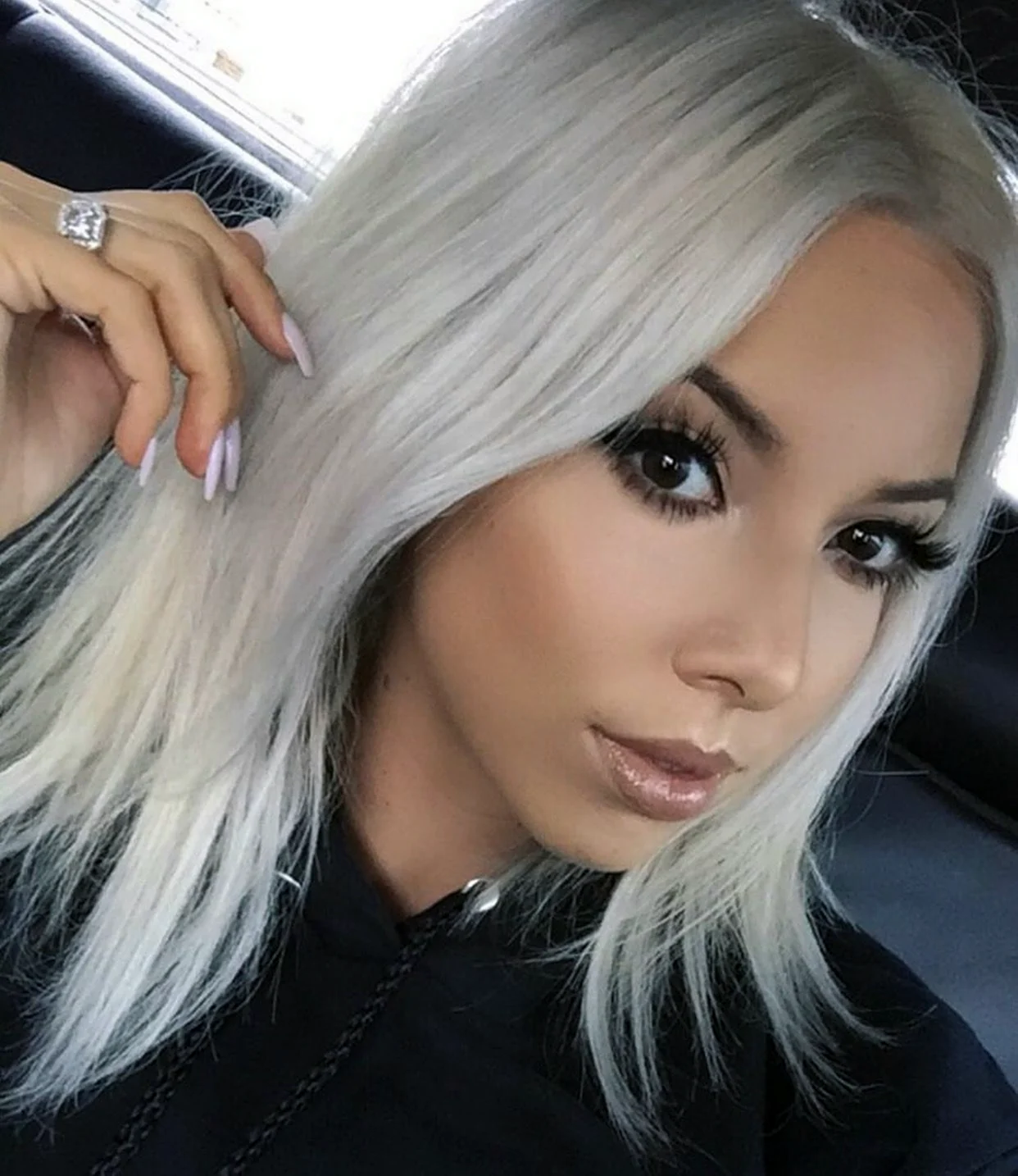 Silver blonde. Тотал блонд платина. Кассандра Келли платиновая блондинка.