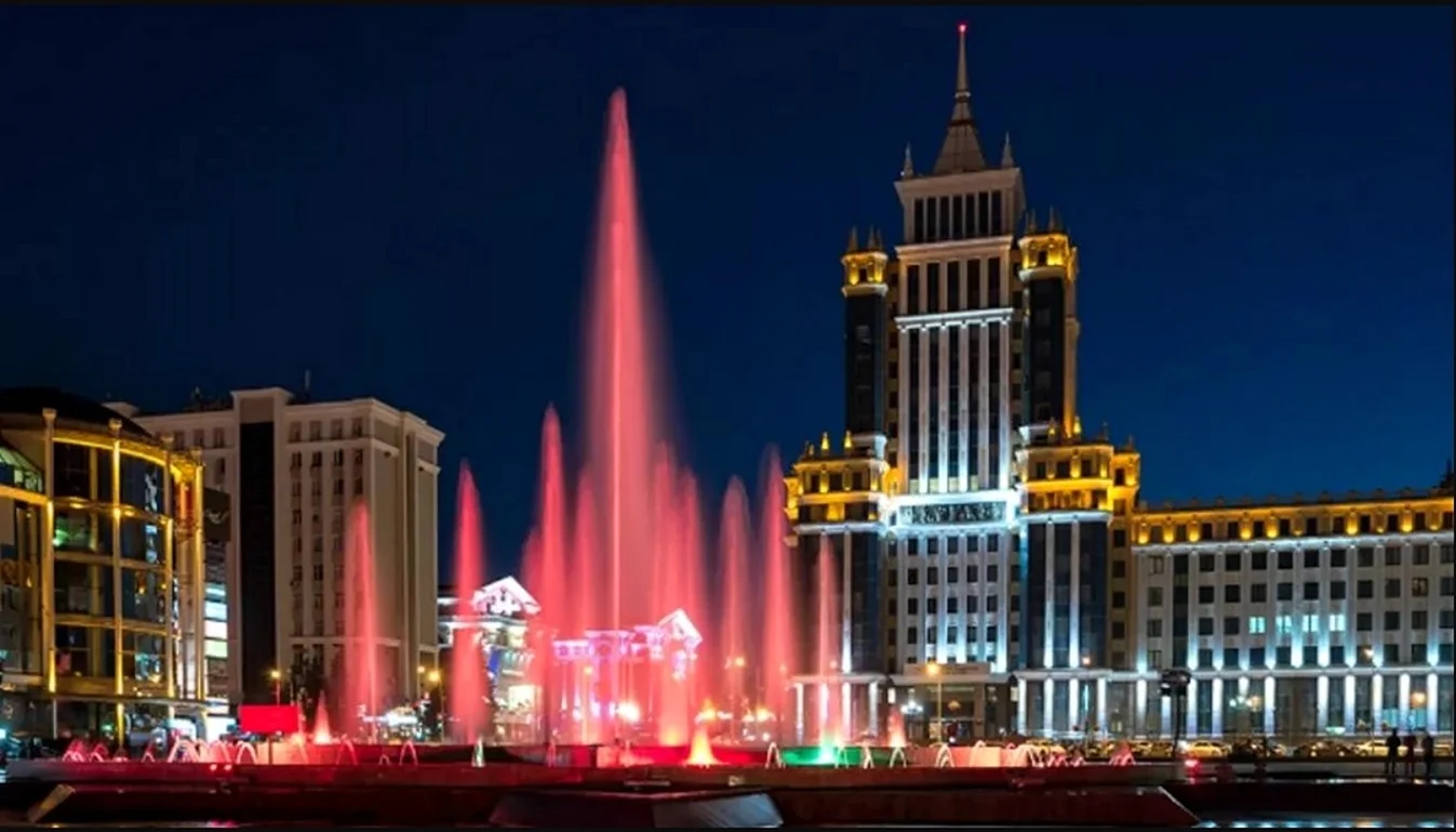 Тайской саранск. Фонтан звезда Мордовии Саранск. Площадь тысячелетия Саранск. Фонтан на площади тысячелетия в Саранске. Ночной Саранск МГУ.