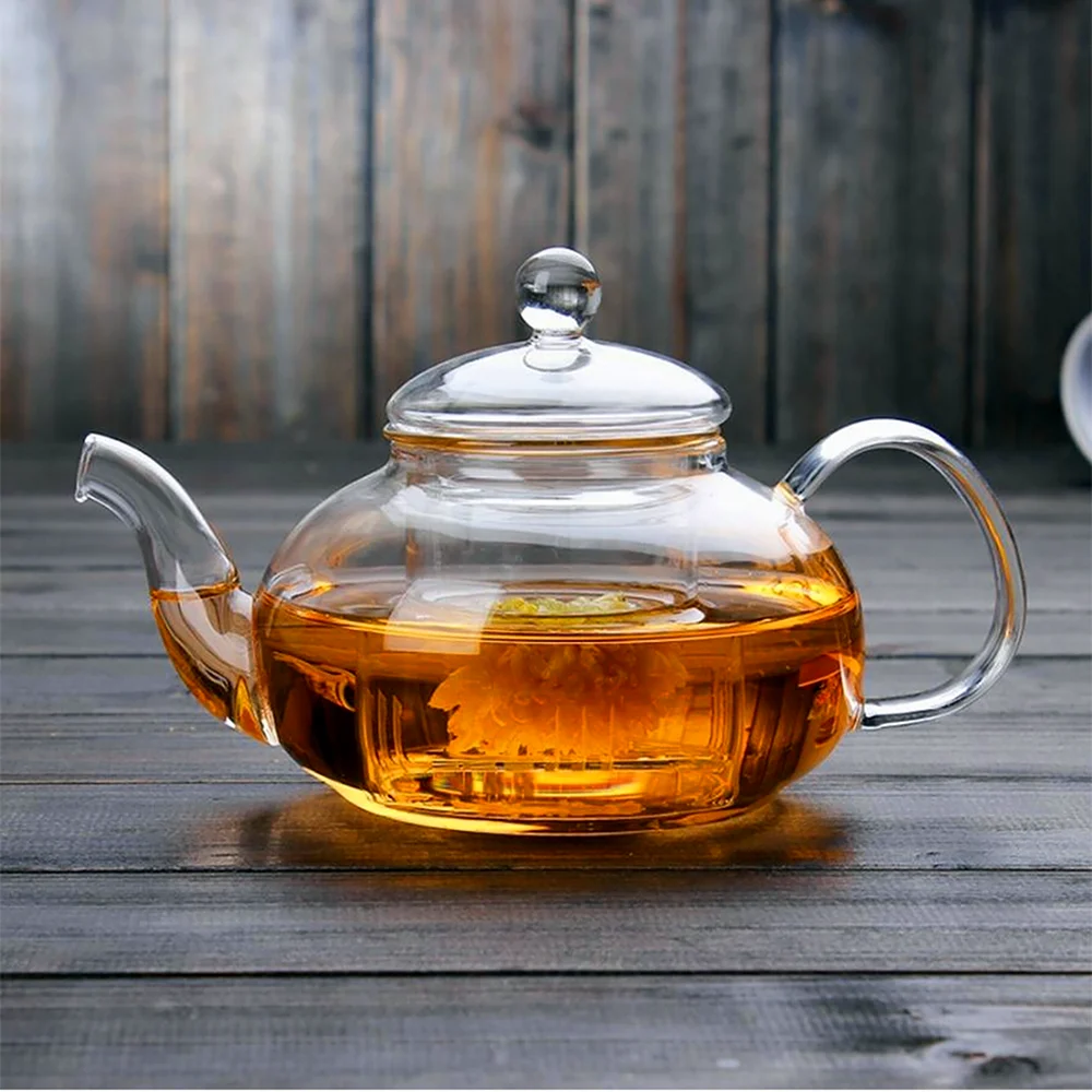 Стеклянный чайник с чаем