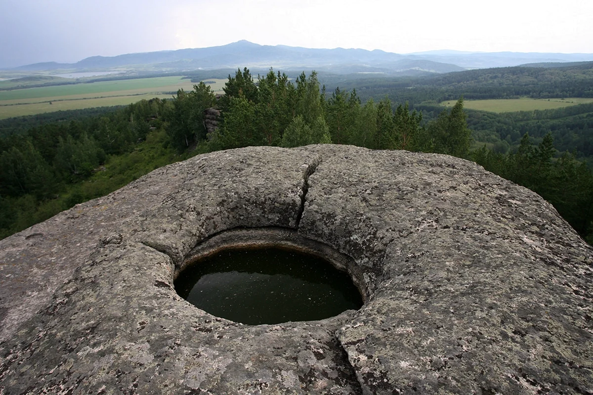 Горная колывань алтайский. Горная Колывань гора Синюха. Озеро белое гора Синюха Алтайский край. Колывань Алтайский край гора Синюха. Гора Синюха горный Алтай.