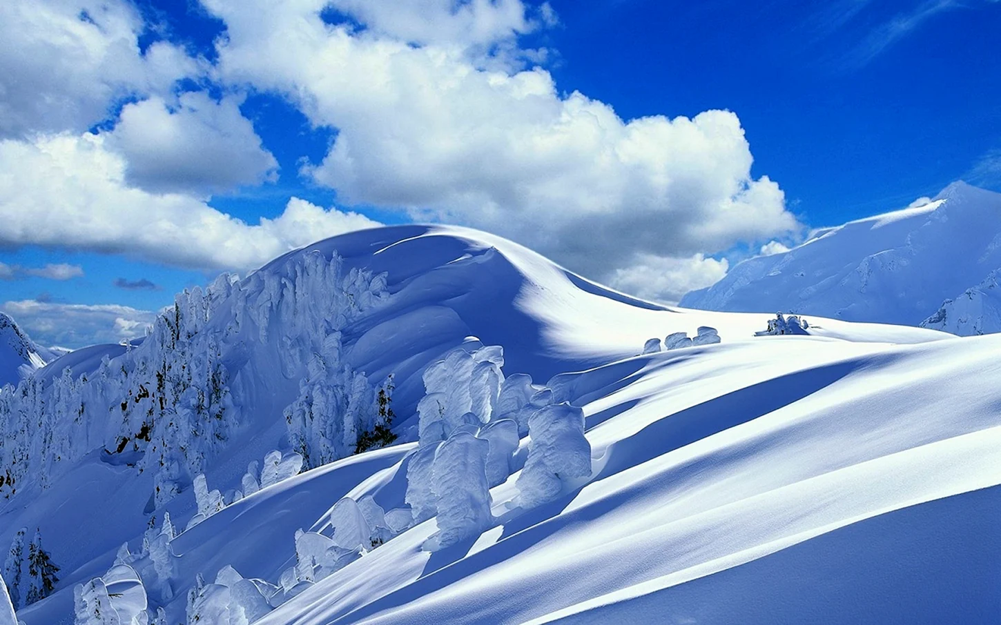 Горы снежные красивые