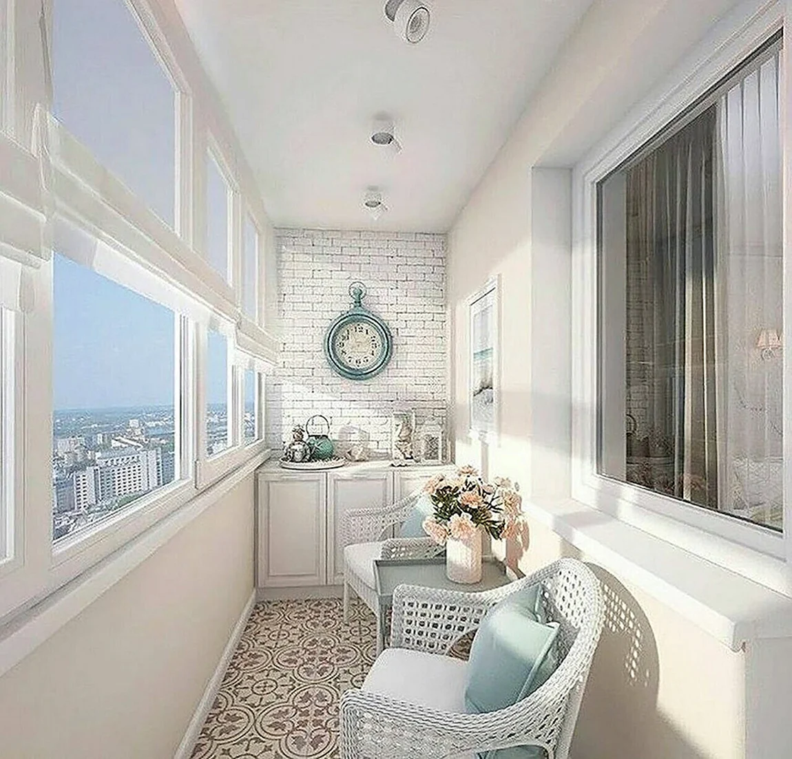 Красивый белый балкон