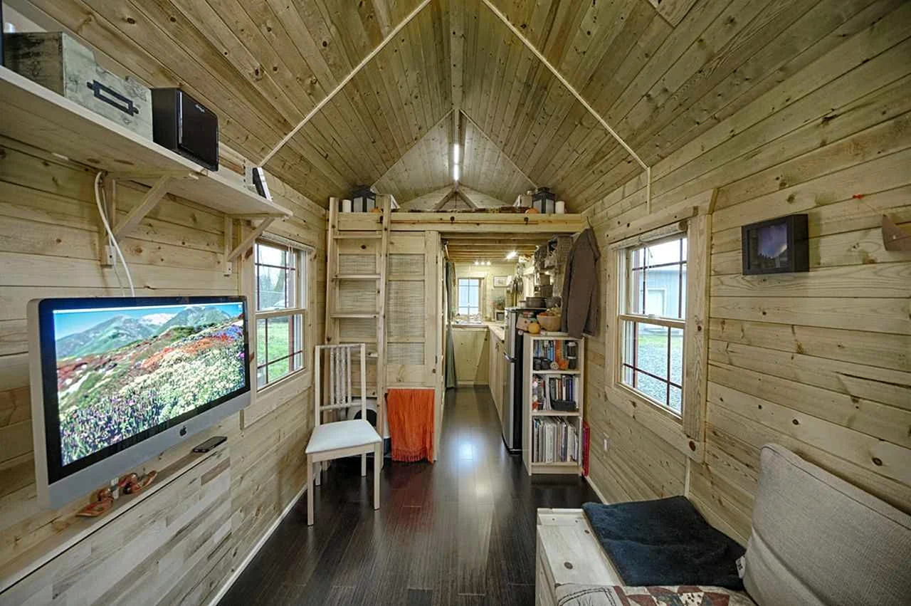 Тини Хаус 20кв метров. Tiny House 20 кв.м. Интерьер дачного домика. Маленький деревянный домик интерьер.