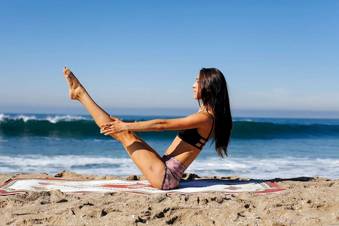 Красивая йога на пляже