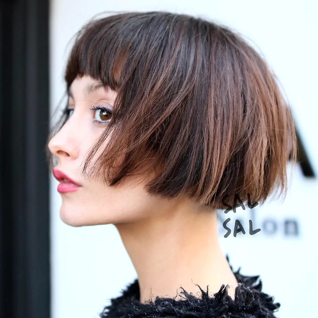 Короткие стрижки 50 2024 волосы с челкой. Стрижка layered short Bob. Каре Шегги с челкой.