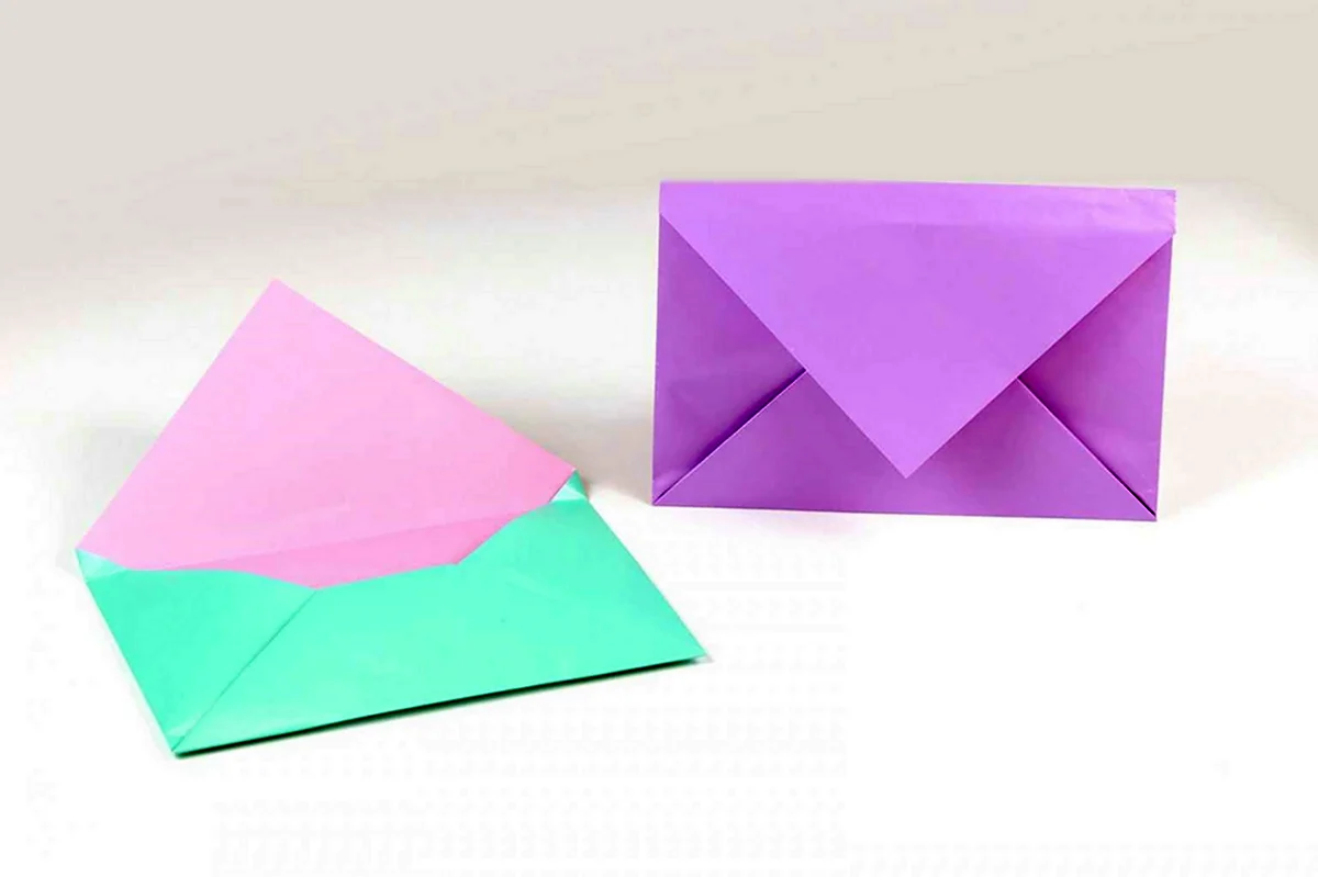Маленький конверт из бумаги