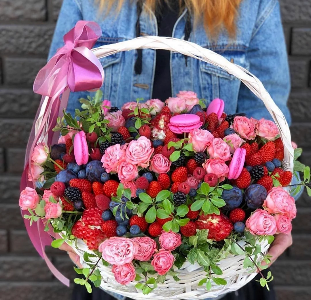 Корзина с ягодами и цветами