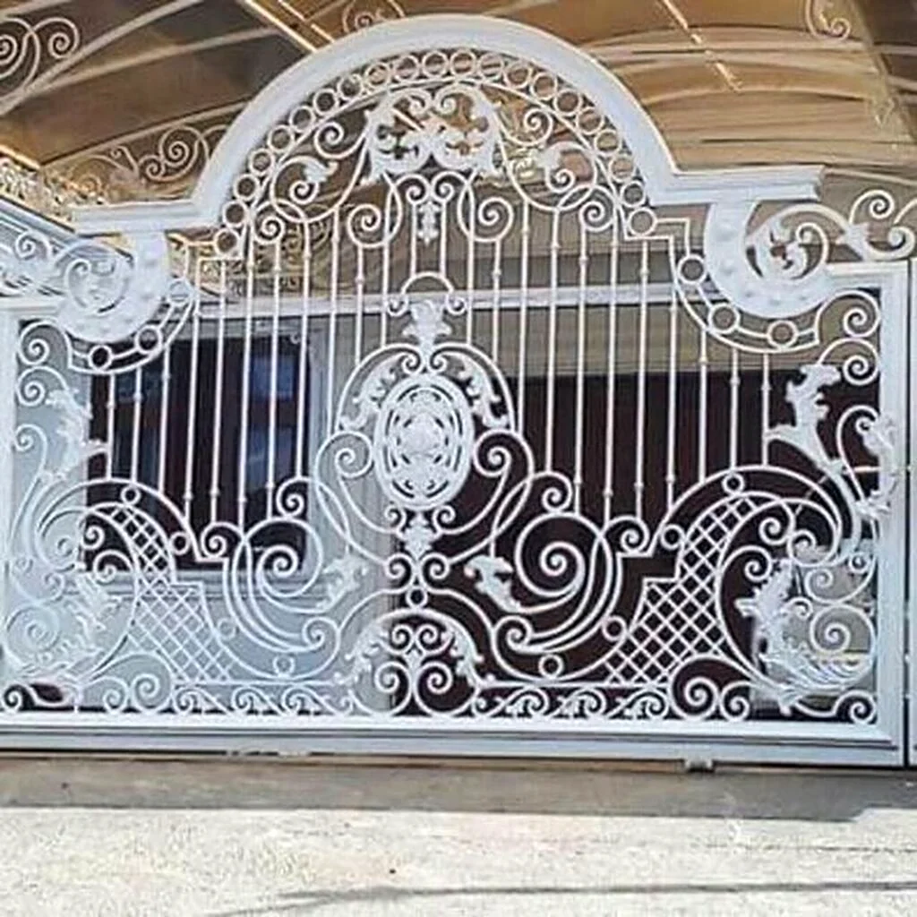 Белые кованые ворота