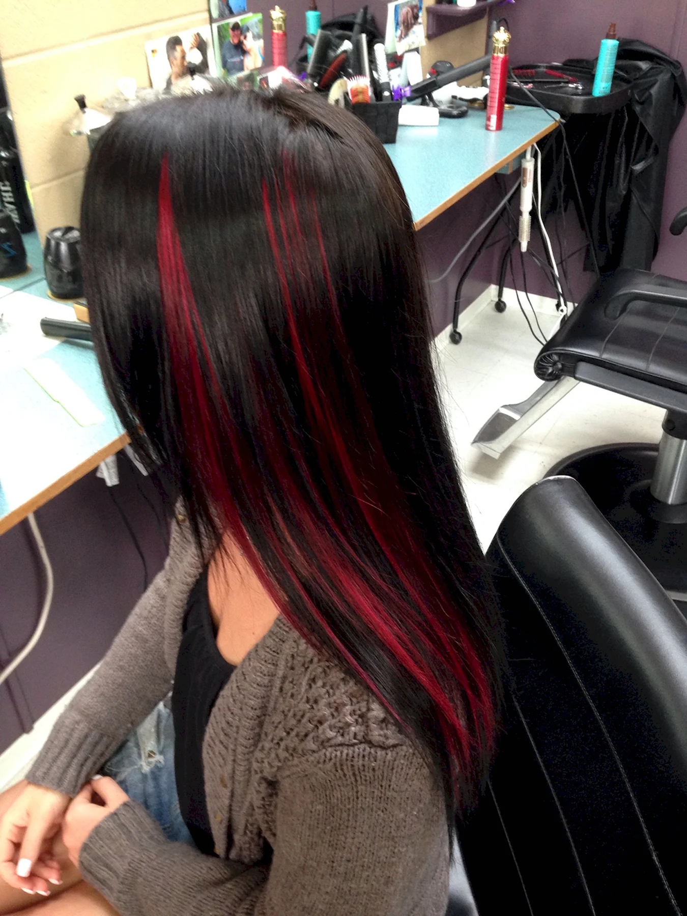 Красные пряди на темных волосах