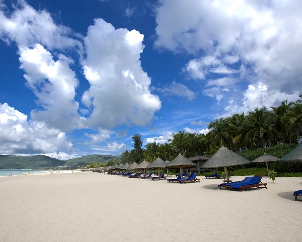 Hainan island dadonghai bay. Остров Хайнань. Китайский остров Хайнань. Курортный остров в Китае Хайнань. Пляжи Санья Хайнань.