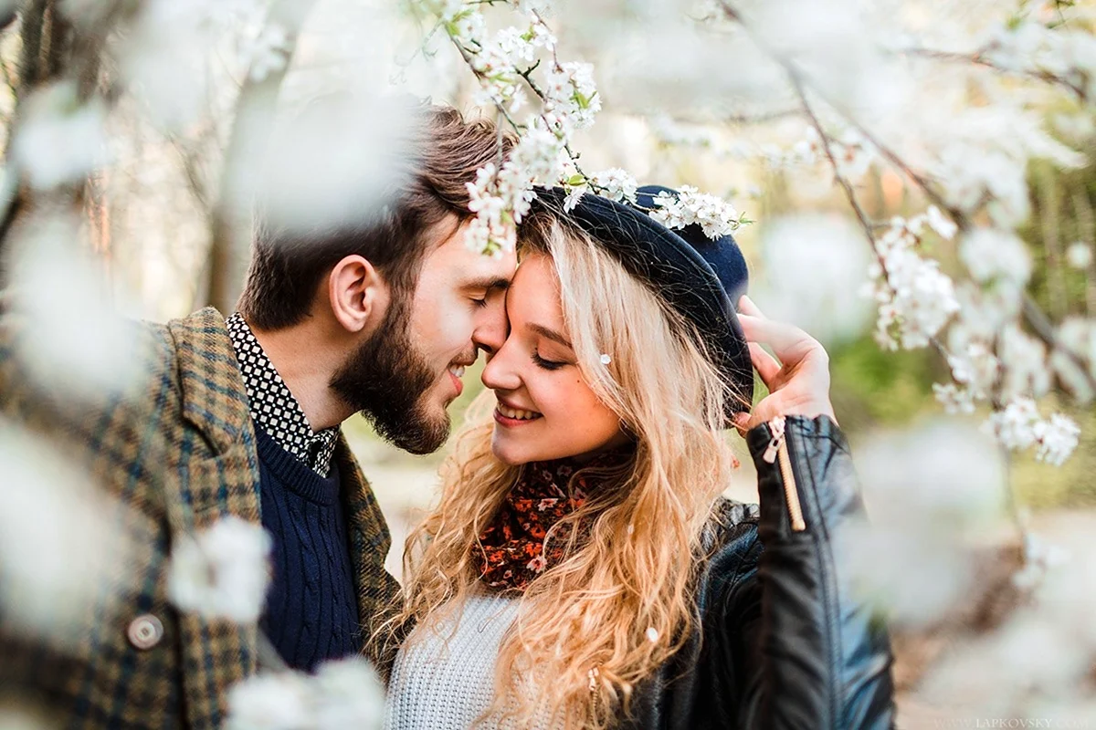 Рассказы пара. Фотосессия пары. Love story фотосессия. Весенняя фотосессия лав стори. Фотосессия лавстори в городе.