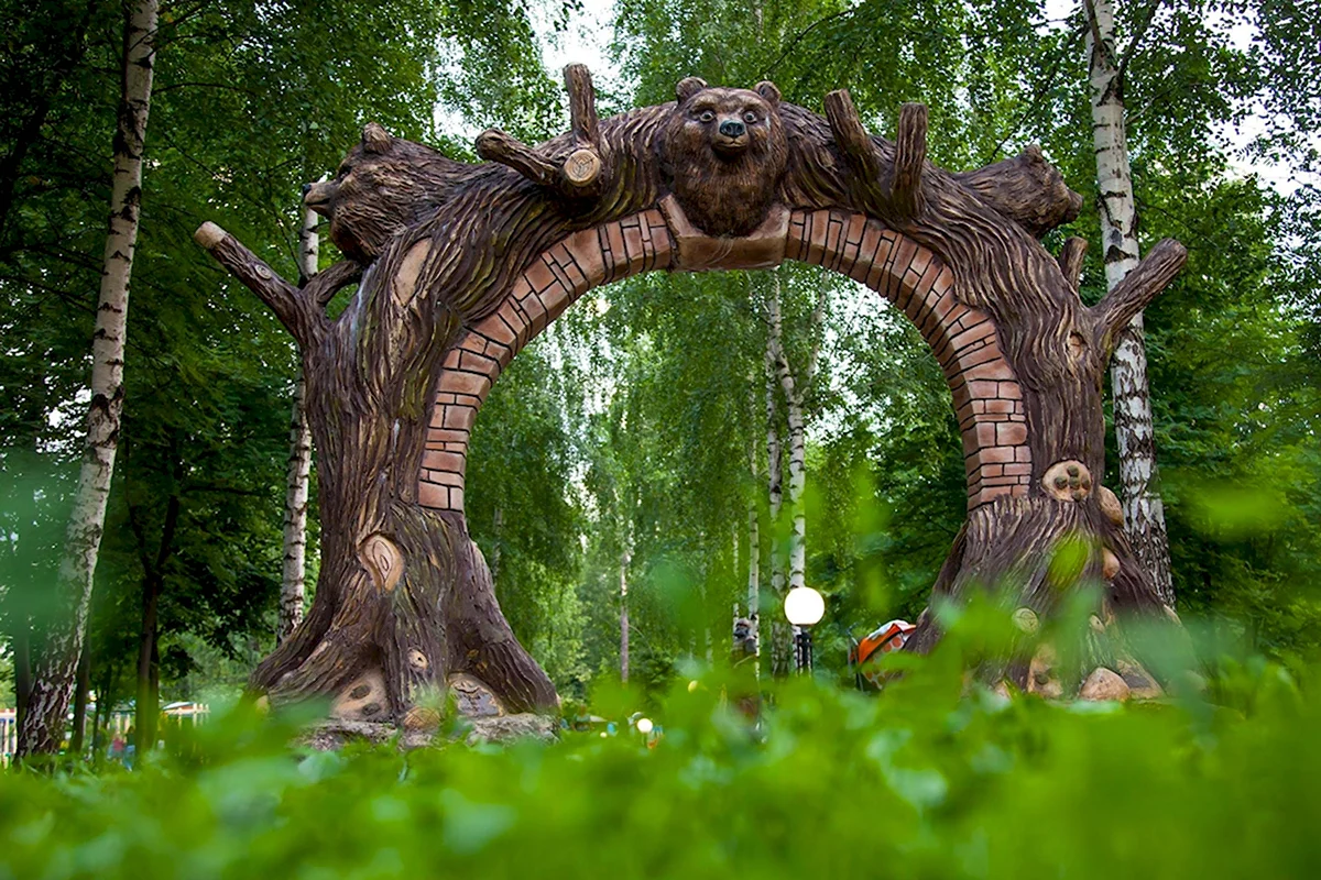 Лианозовский парк аллея сказок. Лианозовский парк Москва. Аллея сказок Москва Лианозово. Аллея сказок в парке Лианозово.