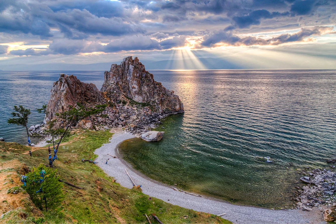 Мыс Бурхан скала Шаманка