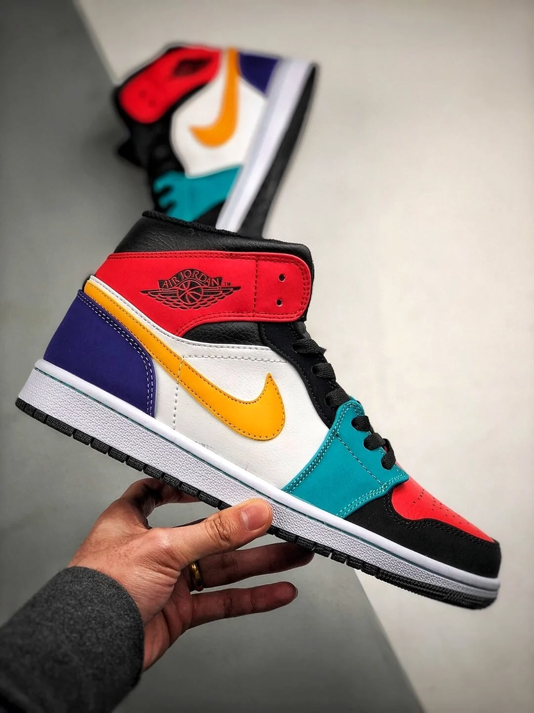 Найк разноцветные мужские. Nike Jordan 1 Multicolor. Air Jordan 1 Multicolor. Nike Air Jordan 1 Mid разноцветные.