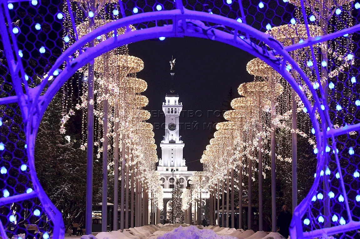Новогодняя иллюминация на ВВЦ В Москве