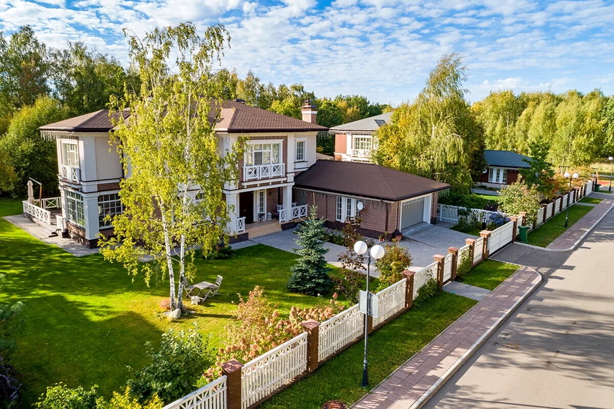 Village подмосковье. Загородный элитный поселок Дорфман. Элитные посёлки на рублёвке. Поселок Славенка Новорижское шоссе.