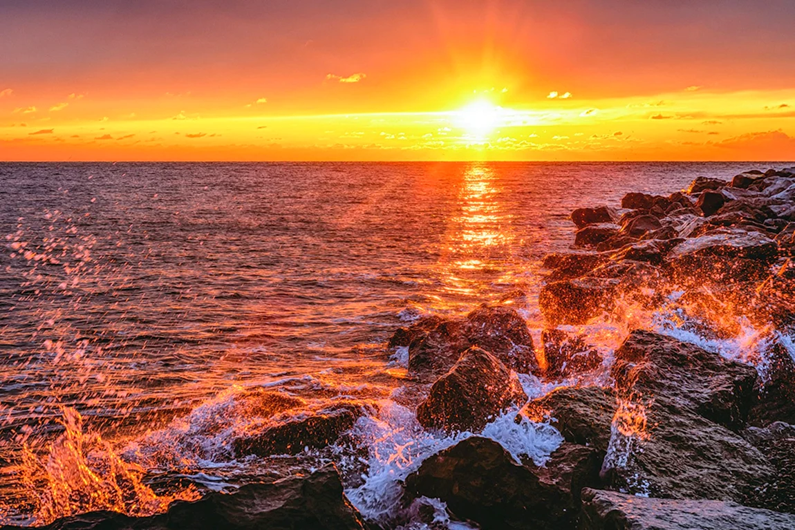 Огненный закат над морем