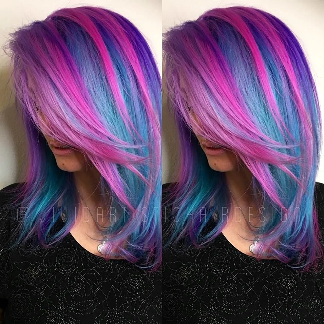 Синие волосы с розовыми прядями
