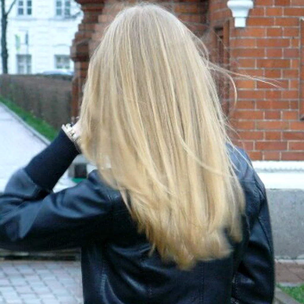 Блондинка с челкой со спины