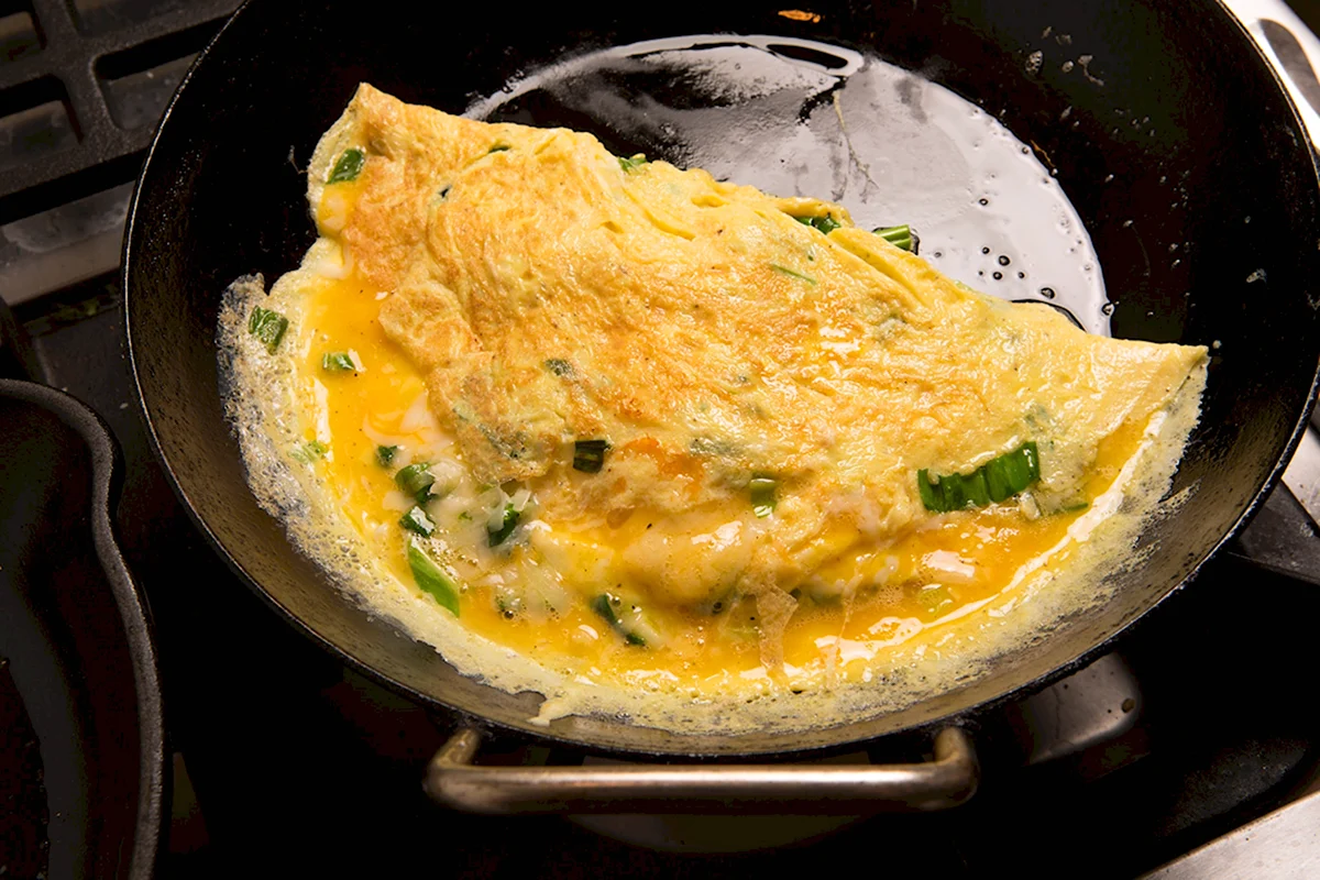 Приготовление омлета с яиц. Omelet. Омлет на сковороде. Яичница. Омлет из яиц на сковороде.