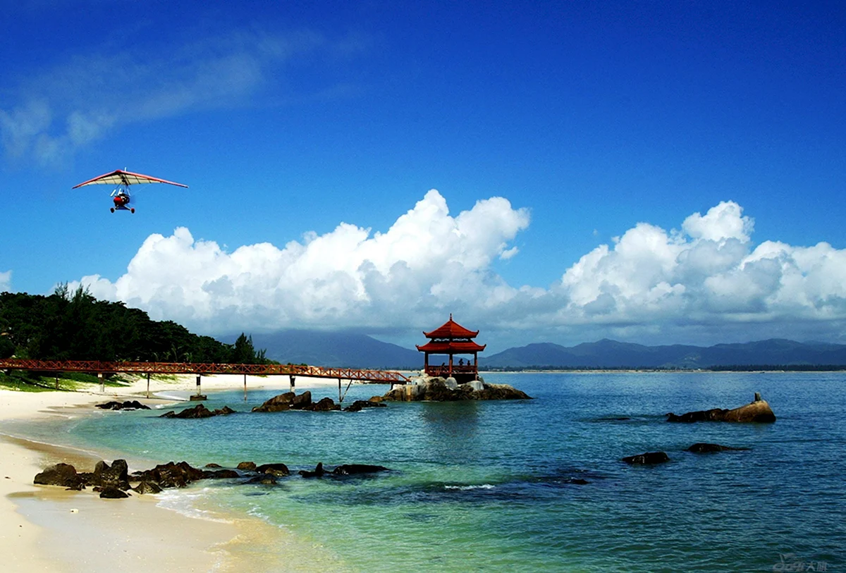 Hainan island dadonghai bay. Остров Хайнань. Санья Хайнань. Китайский остров Хайнань. Ялонг пляжи Хайнань.