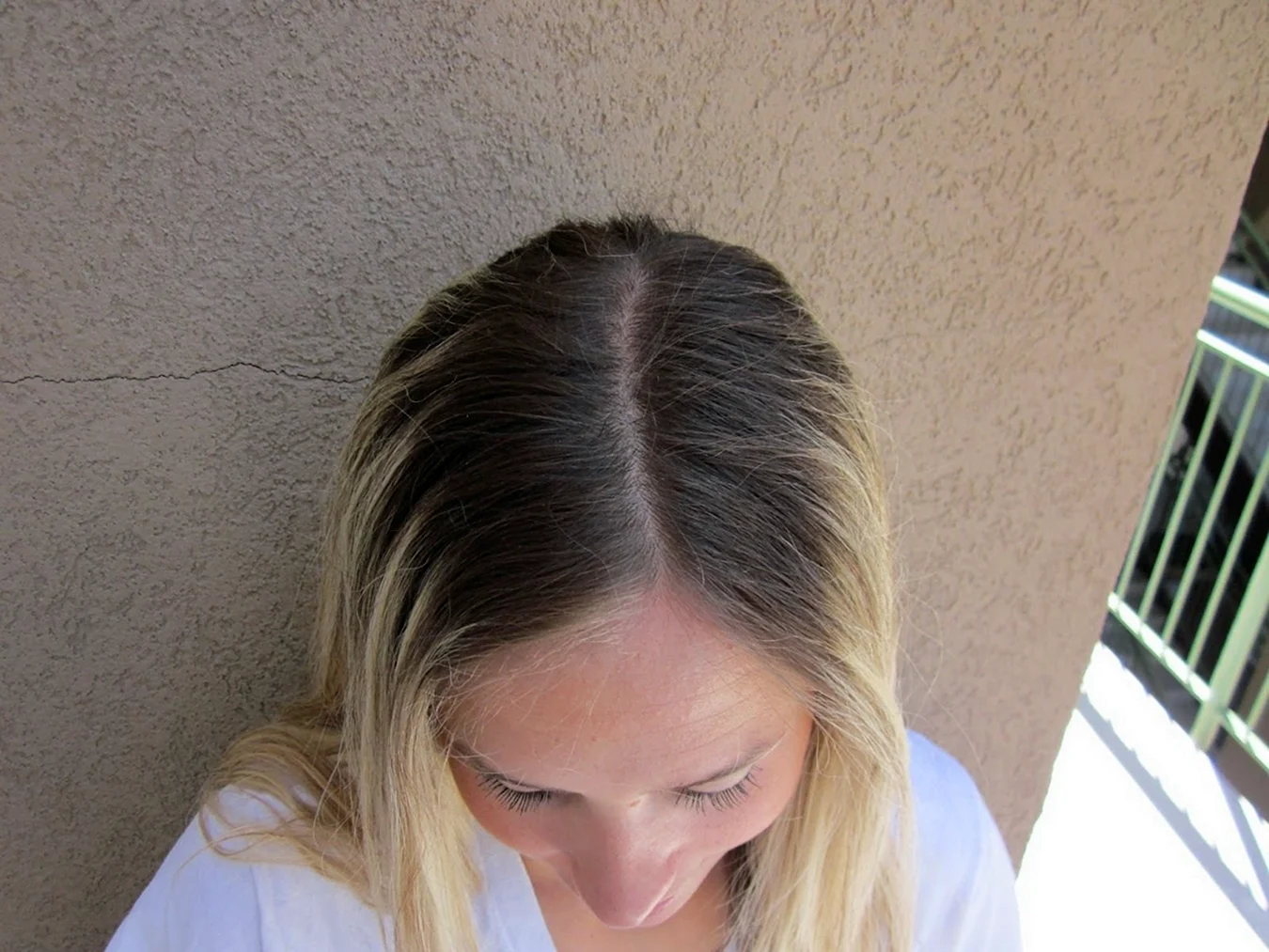 Отросшие корни волос у блондинок