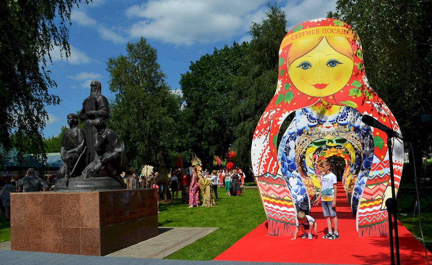 Арт база сергиев посад. Памятник матрешке Сергиев Посад. Сергиев Посад доспромичательности. Загорская Матрешка Сергиев Посад достопримечательность.